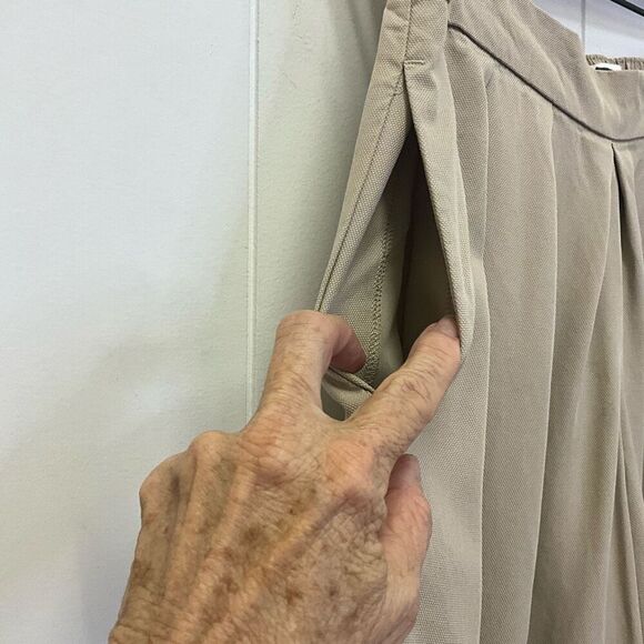 Womens Size Medium Pleated Front Wide Leg Capri Pants Tan Khaki Elastic Waist - Picture 3 of 9